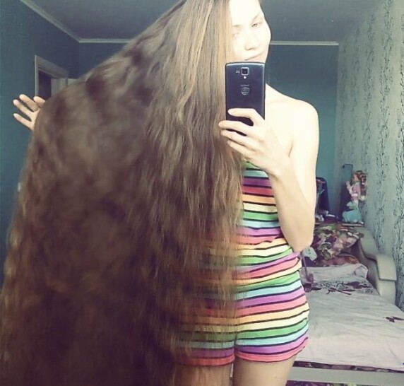 Η γυναίκα που έχει 140 χιλ. followers στο Instagram για τα πολύ μακριά μαλλιά της