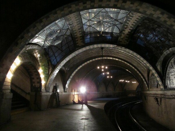 Μέσα στον ομορφότερο σταθμό του υπόγειου σιδηροδρόμου της Νέας Υόρκης, o οποίος είναι κλειστός από το 1945