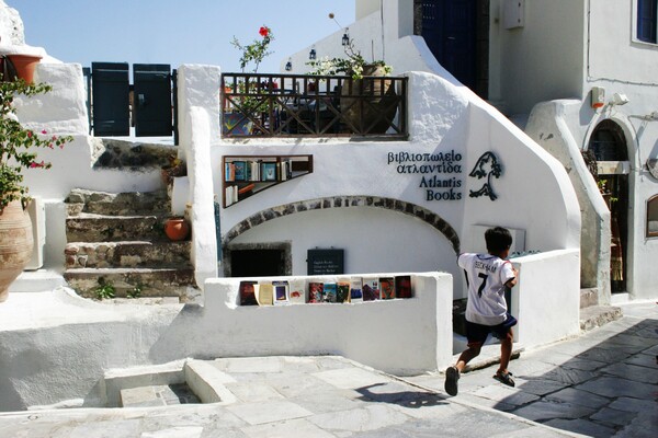 Συνέντευξη με τον πιο ενδιαφέροντα βιβλιοπώλη του πλανήτη σύμφωνα με το Νational Geographic- που εδρεύει στην Σαντορίνη