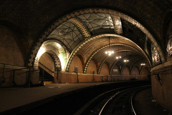 Μέσα στον ομορφότερο σταθμό του υπόγειου σιδηροδρόμου της Νέας Υόρκης, o οποίος είναι κλειστός από το 1945