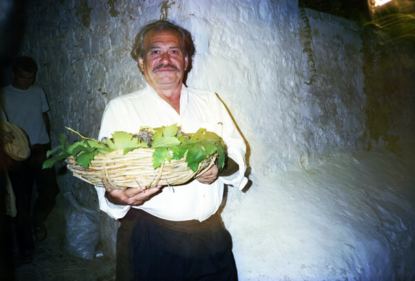 Ο Γιάννης Κουνέλλης στα 80 του. Φωτογραφίες του Σπύρου Στάβερη