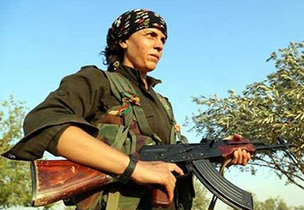Ποια είναι η Ναλίν Αφρίν, που ηγείται της αντίστασης στο Κομπάνι εναντίον του ISIS και ο Βαρουφάκης την θεωρεί πρόσωπο της χρονιάς;