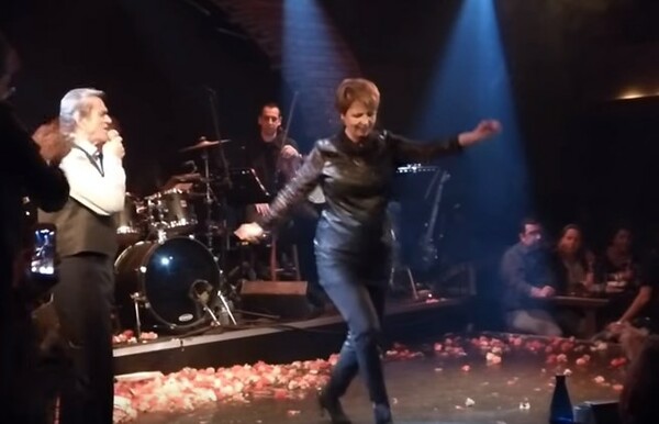 Η κυβερνητική εκπρόσωπος Όλγα Γεροβασίλη χορεύει ζεϊμπέκικο στην πίστα νυχτερινού μαγαζιού