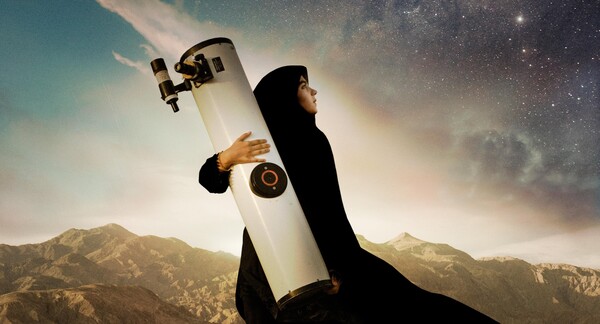 Ένα κορίτσι από το Ιράν μελετάει τα άστρα