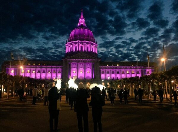 Μοβ φως έλουσε κτίρια σε όλο τον πλανήτη για το αντίο στον Prince