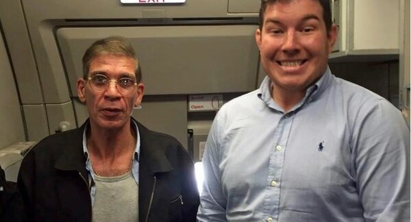 Όμηρος του αεροπειρατή πόζαρε μαζί του μέσα στο αεροπλάνο και έστελνε σε φίλους του τη φωτογραφία