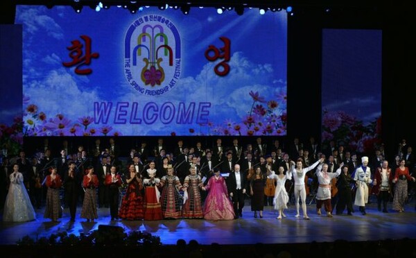Tελικά πώς είναι η κατάσταση στη Β. Κορέα;-Μια ομάδα Ισπανών χορευτών πήγε και επιστρέφει "θαμπωμένη"