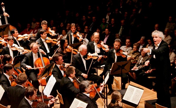 Τρεις διάσημοι μαέστροι και τρεις φημισμένες ορχήστρες ανακοίνωσαν δωρεάν συναυλία για τους πρόσφυγες στο Βερολίνο