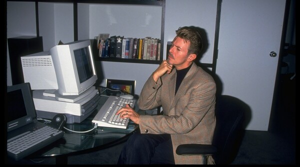 Ο ψηφιακός Bowie: ένας πρωτοπόρος του internet και της τεχνολογίας