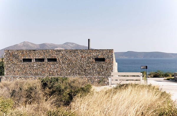 Μια εντυπωσιακή κατοικία στο Αλιβέρι με θέα 180 μοίρες στη θάλασσα