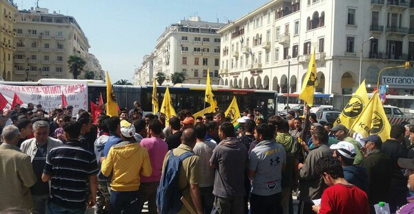 Σύροι πρόσφυγες διαδήλωσαν μαζί με τους δημοσίους υπαλλήλους στη Θεσσαλονίκη