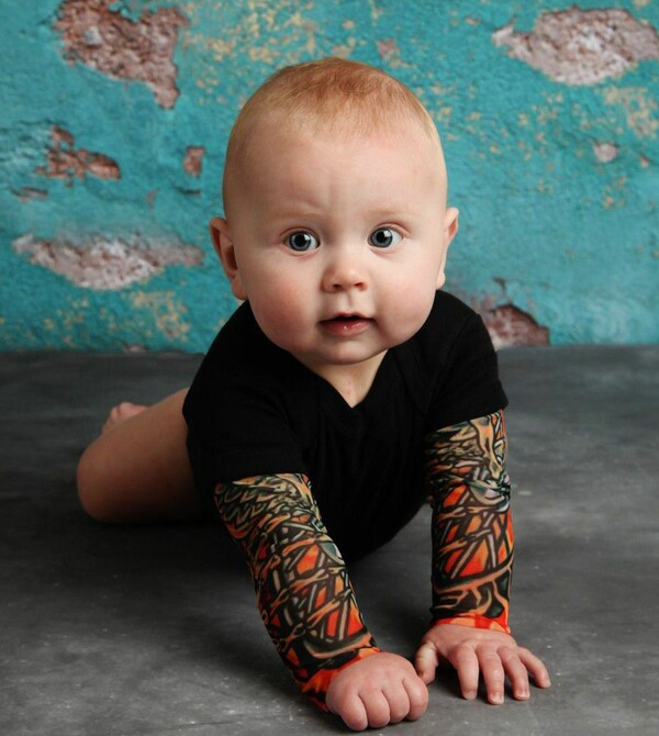 Μητέρα από τη Βρετανία σχεδίασε και λανσάρει "μανίκια" τατουάζ για παιδιά