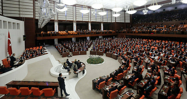 Τουρκία: Μετά τις γροθιές και τις κλωτσιές εγκρίθηκε το ν/σ για την άρση ασυλίας των βουλευτών