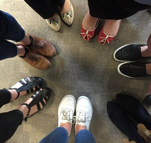 Το Twitter γέμισε παπούτσια για να στηρίξει τη γυναίκα που απολύθηκε επειδή αρνήθηκε να βάλει ψηλοτάκουνα