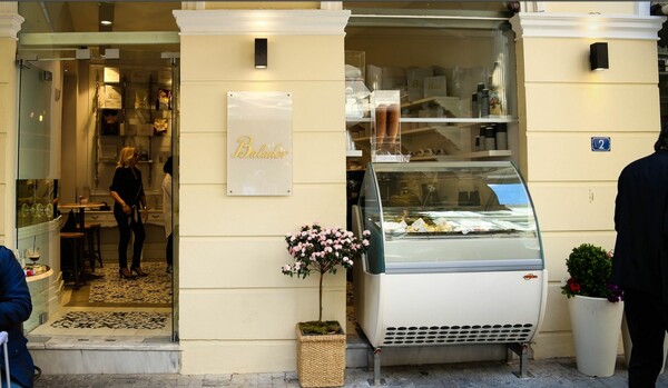 Aκριβώς στο κέντρο της Αθήνας, άνοιξε ένα μικρό, street ζαχαροπλαστείο που πρέπει να ανακαλύψεις