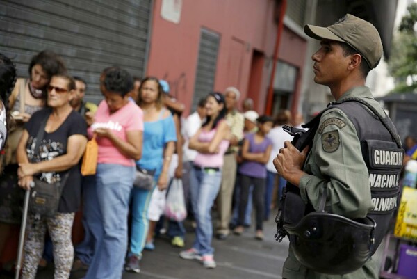 Απόλυτο χάος στη Βενεζουέλα- Λεηλατούν μαγαζιά για τρόφιμα, αλεύρι, σαμπουάν μέχρι και εσώρουχα