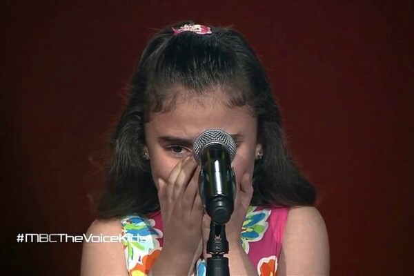 Εννιάχρονη από τη Συρία ξεσπά σε κλάματα ερμηνεύοντας στο Voice ένα τραγούδι για την ειρήνη στην πατρίδα της