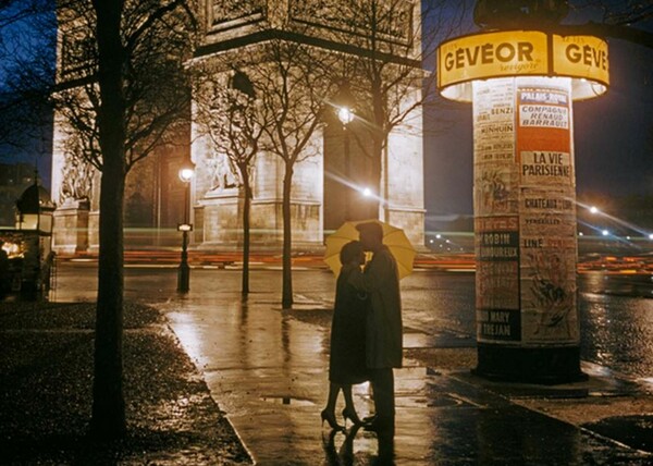 Mια αγκαλιά στο Παρίσι και οι 10 πιο δημοφιλείς, vintage φωτογραφίες της χρονιάς στο National Geographic