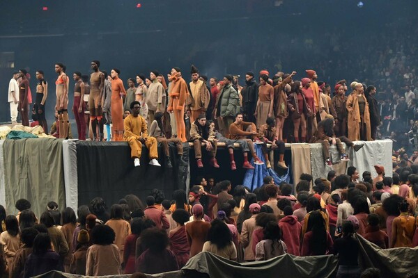 Η υπερπαραγωγή του Kanye West, τα καινούργια πανάκριβα ρούχα και όλα όσα έγιναν στο event στη Νέα Υόρκη