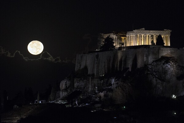 «Super Moon»: Η μεγαλύτερη Πανσέληνος των τελευταίων 70 ετών φωτίζει την Ακρόπολη