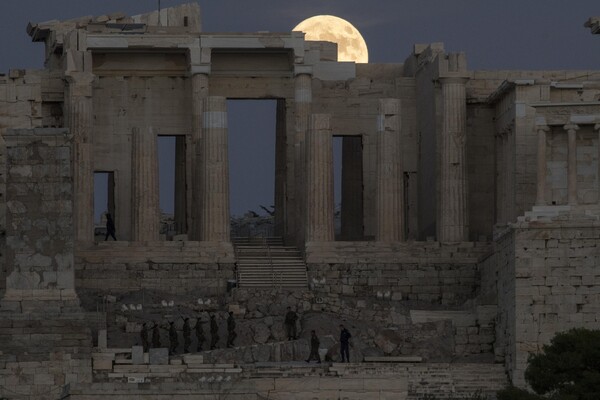 «Super Moon»: Η μεγαλύτερη Πανσέληνος των τελευταίων 70 ετών φωτίζει την Ακρόπολη