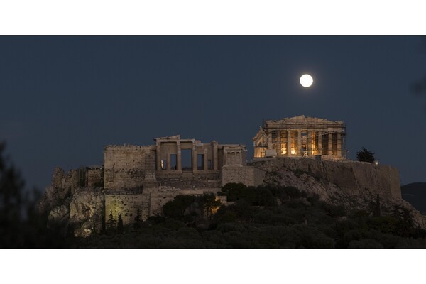 «Super Moon»: Η μεγαλύτερη Πανσέληνος των τελευταίων 70 ετών φωτίζει την Ακρόπολη