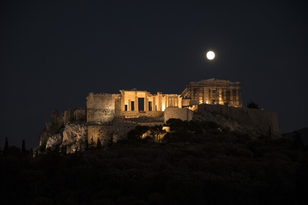 «Super Moon»: Η μεγαλύτερη Πανσέληνος των τελευταίων 70 ετών φωτίζει την Ακρόπολη