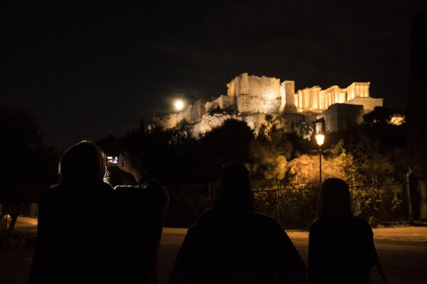 «Super Moon»: Η μεγαλύτερη Πανσέληνος των τελευταίων 70 ετών φωτίζει την Ακρόπολη