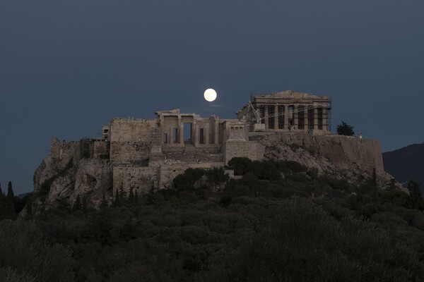 «Super Moon»: Η μεγαλύτερη Πανσέληνος των τελευταίων 70 ετών φωτίζει την Ακρόπολη