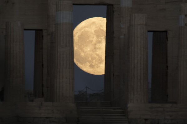 «Super Moon»: Η μεγαλύτερη Πανσέληνος των τελευταίων 70 ετών φωτίζει την Ακρόπολη