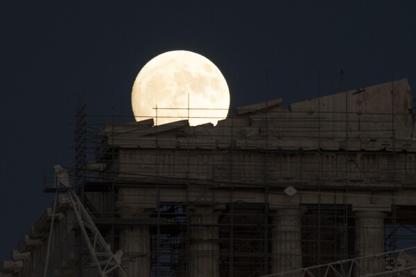 «Super Moon»: Η μεγαλύτερη Πανσέληνος των τελευταίων 70 ετών φωτίζει την Ακρόπολη