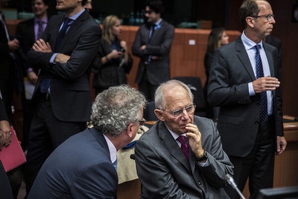 Handelsblatt: H ευρωζώνη προετοιμάζει «τις πρώτες μικρές διευκολύνσεις για την Ελλάδα»