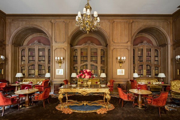 Mετά από τέσσερα χρόνια και λίφτινγκ 200 εκατ. $ το θρυλικό Ritz στο Παρίσι άνοιξε τις πύλες του