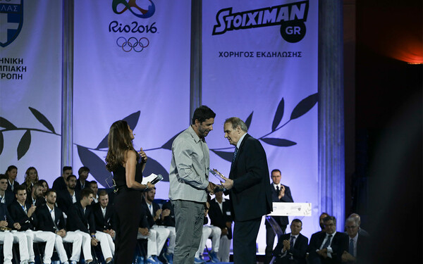 H Ελληνική Ολυμπιακή Επιτροπή βράβευσε όλους τους αθλητές και τις αθλήτριες που αγωνίστηκαν στους 31ους Ολυμπιακούς Αγώνες.
