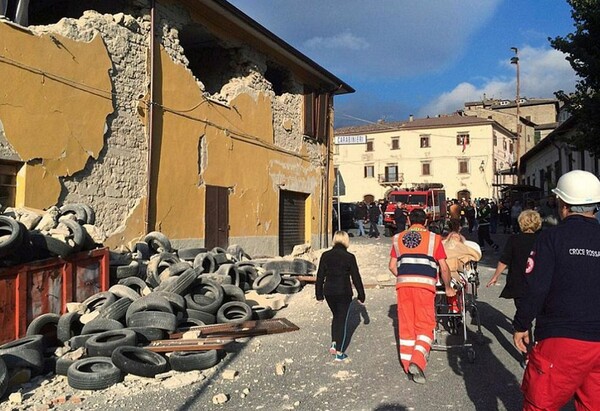 Εικόνες που τρομάζουν από το «πριν» και το «μετά» του καταστροφικού σεισμού στην Ιταλία