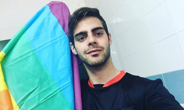 O πρώτος ανοιχτά ομοφυλόφιλος διαιτητής στην Ισπανία επέστρεψε στα γήπεδα, αλλά τώρα δέχεται απειλές για τη ζωή του