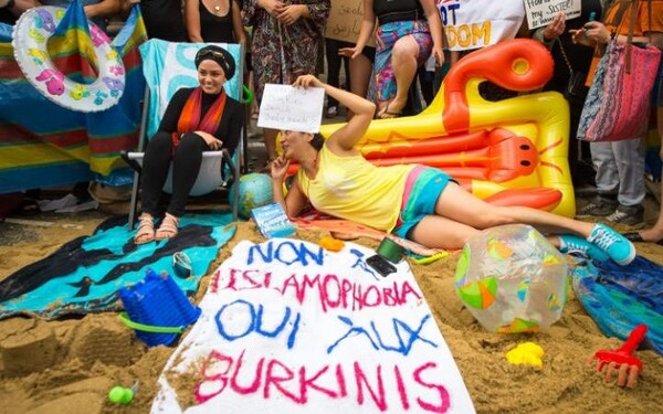Beach party-διαμαρτυρία στο Λονδίνο κατά της απαγόρευσης του μπουρκίνι στις παραλίες της Γαλλίας