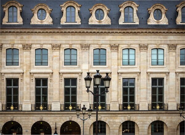 Mετά από τέσσερα χρόνια και λίφτινγκ 200 εκατ. $ το θρυλικό Ritz στο Παρίσι άνοιξε τις πύλες του