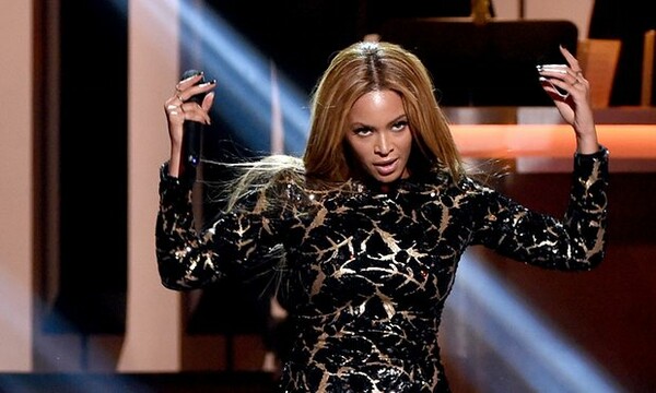 O Jay-Z σπρώχνει βίαια θαυμαστή που πλησίασε τη Beyoncé