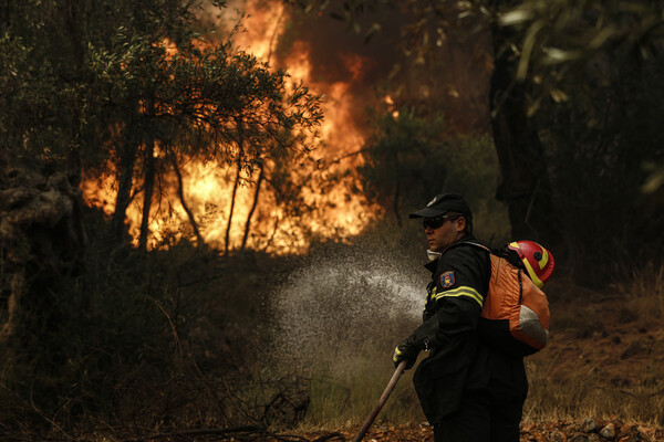 Μαίνεται η τεράστια πυρκαγιά στα Δερβενοχώρια- Δύο τα μέτωπα της φωτιάς