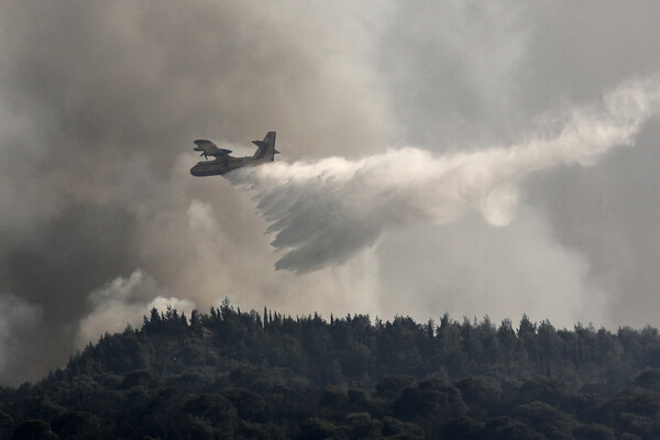 Μαίνεται η τεράστια πυρκαγιά στα Δερβενοχώρια- Δύο τα μέτωπα της φωτιάς