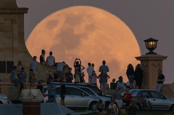 Supermoon: Η μεγαλύτερη Πανσέληνος των τελευταίων 70 ετών φωτίζει τον πλανήτη