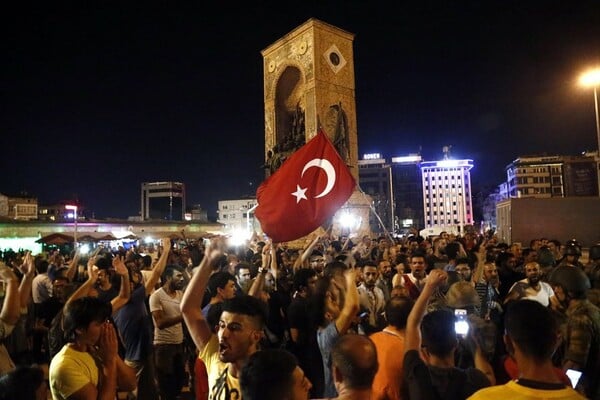 Το τέλος του ολιγόωρου πραξικοπήματος στην Τουρκία - Πρακτορείο Ανατολή: Toυλάχιστον 90 οι νεκροί