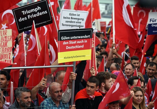 Πάνω από 50.000 διαδηλωτές στη συγκέντρωση υπέρ του Ερντογάν στην Κολωνία