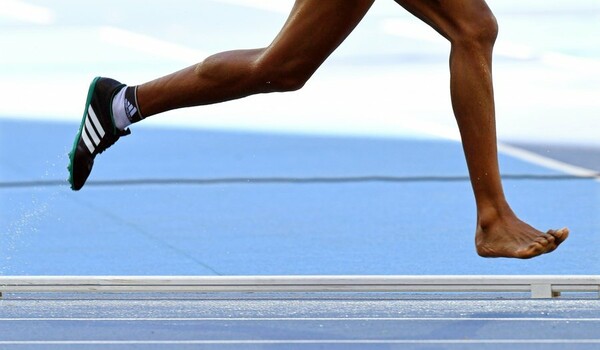 Ρίο: Η αθλήτρια της Αιθιοπίας που τερμάτισε ξυπόλυτη, αποθεώθηκε και τελικά κέρδισε μια θέση στον τελικό