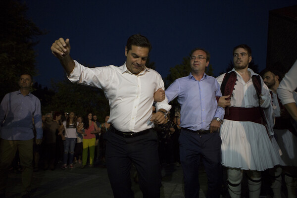 Ο Τσίπρας χορεύει παραδοσιακούς χορούς σε πανηγύρι στο Αθαμάνιο Άρτας