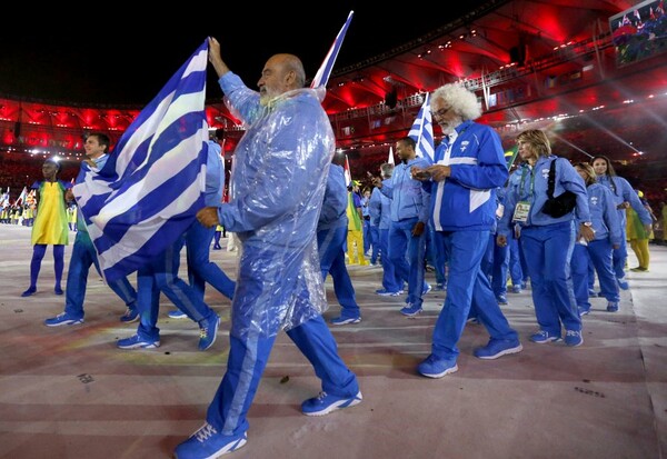 Η Κατερίνα Στεφανίδη με την ελληνική σημαία, πρώτη στο Μαρακανά