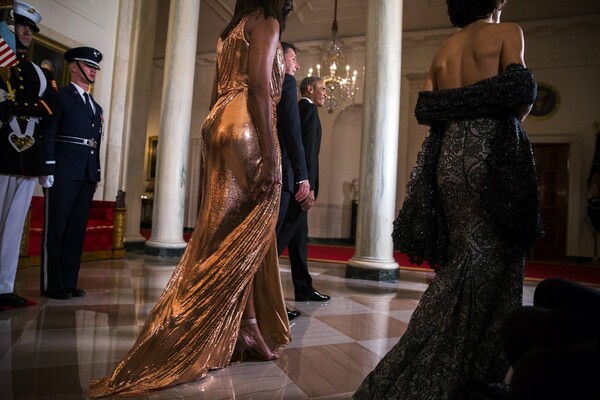 H Mισέλ Ομπάμα φoρά Versace για το τελευταίο της δείπνο ως Πρώτη Κυρία και όλοι μιλάνε για την καλύτερη εμφάνιση που έχει κάνει ποτέ