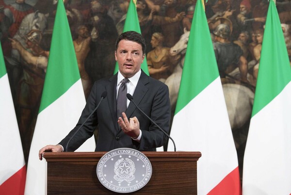 Il Messaggero: Ο Ρέντσι αφαιρεί τη σημαία της ΕΕ στις εμφανίσεις του και διατηρεί μόνον της Ιταλίας