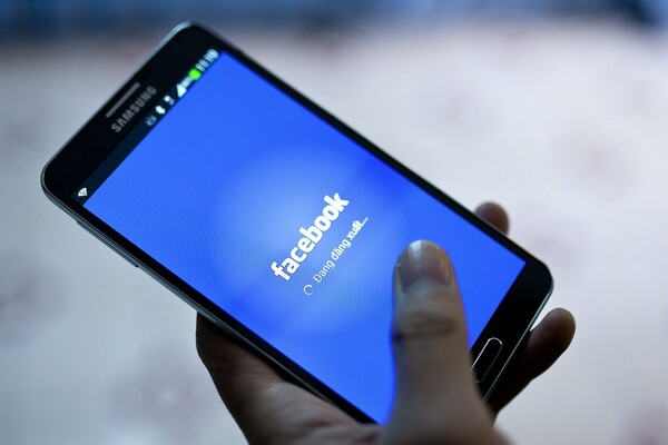 Το 92% των χρηστών του Facebook μπαίνουν αποκλειστικά μέσω smartphone ή tablet